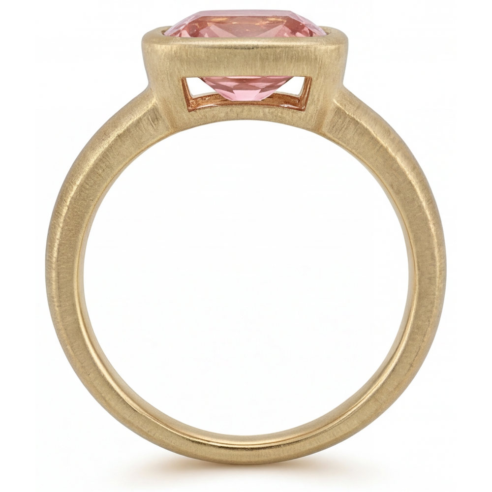 4 Karat im Labor gezüchteter Pfirsich-Padparadscha-Saphir Solitärring mit Lünette im Kissenschliff, 14 Karat Gelbgold