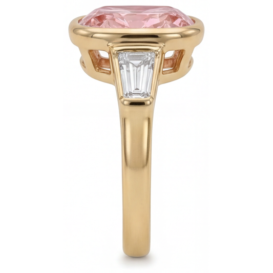 Pfirsichfarbener Saphir 3,9 Karat, natürlicher Padparadscha im Kissenschliff und Dreisteinring mit weißer Baguette-Lünette aus 14 Karat Gelbgold
