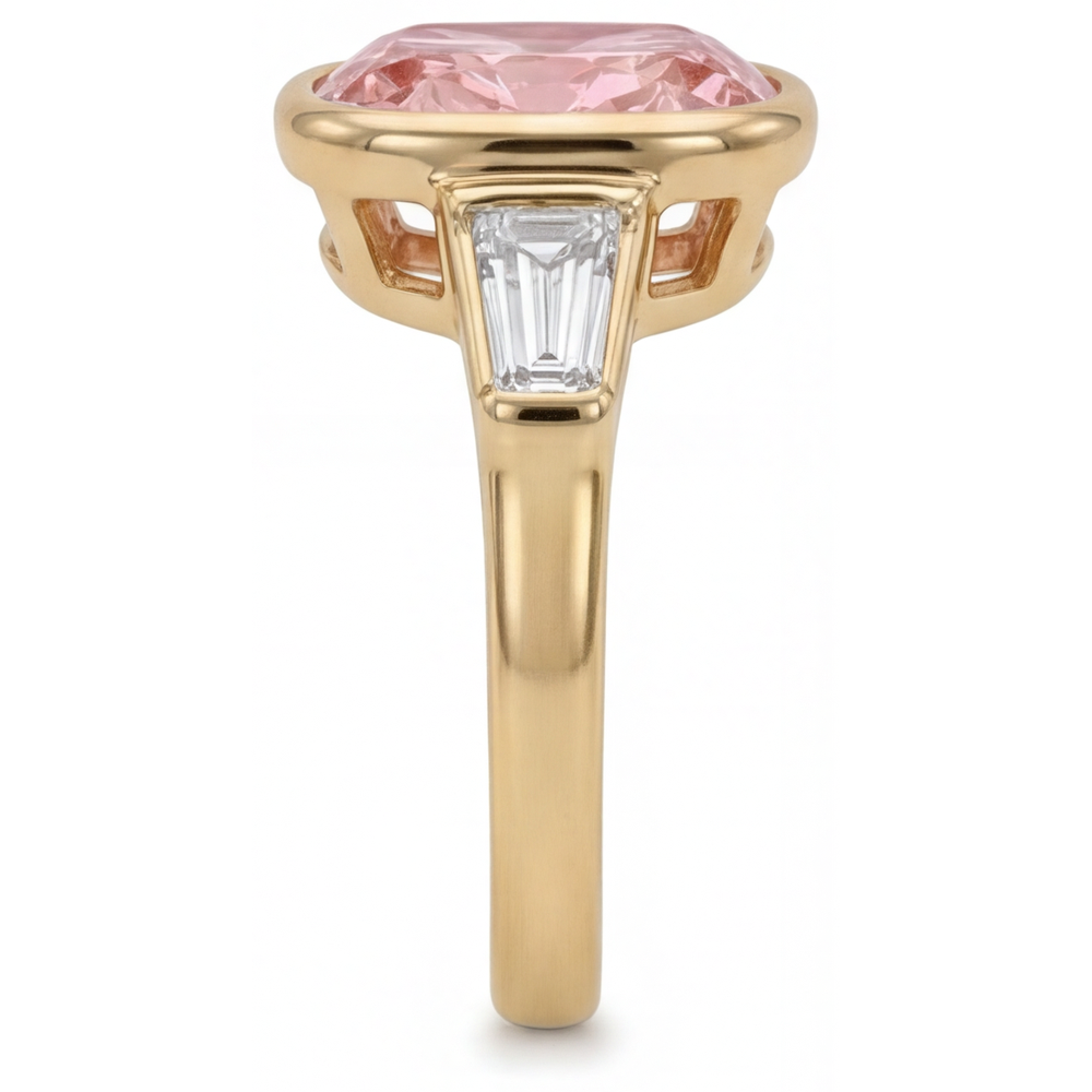 Dreisteinring aus 14 Karat Gelbgold mit natürlichem 3,9 Karat Pfirsich-Padparadscha-Saphir im Kissenschliff und weißer Baguette-Lünette