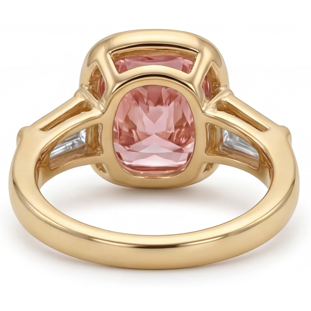 Dreisteinring aus 14 Karat Gelbgold mit natürlichem 3,9 Karat Pfirsich-Padparadscha-Saphir im Kissenschliff und weißer Baguette-Lünette