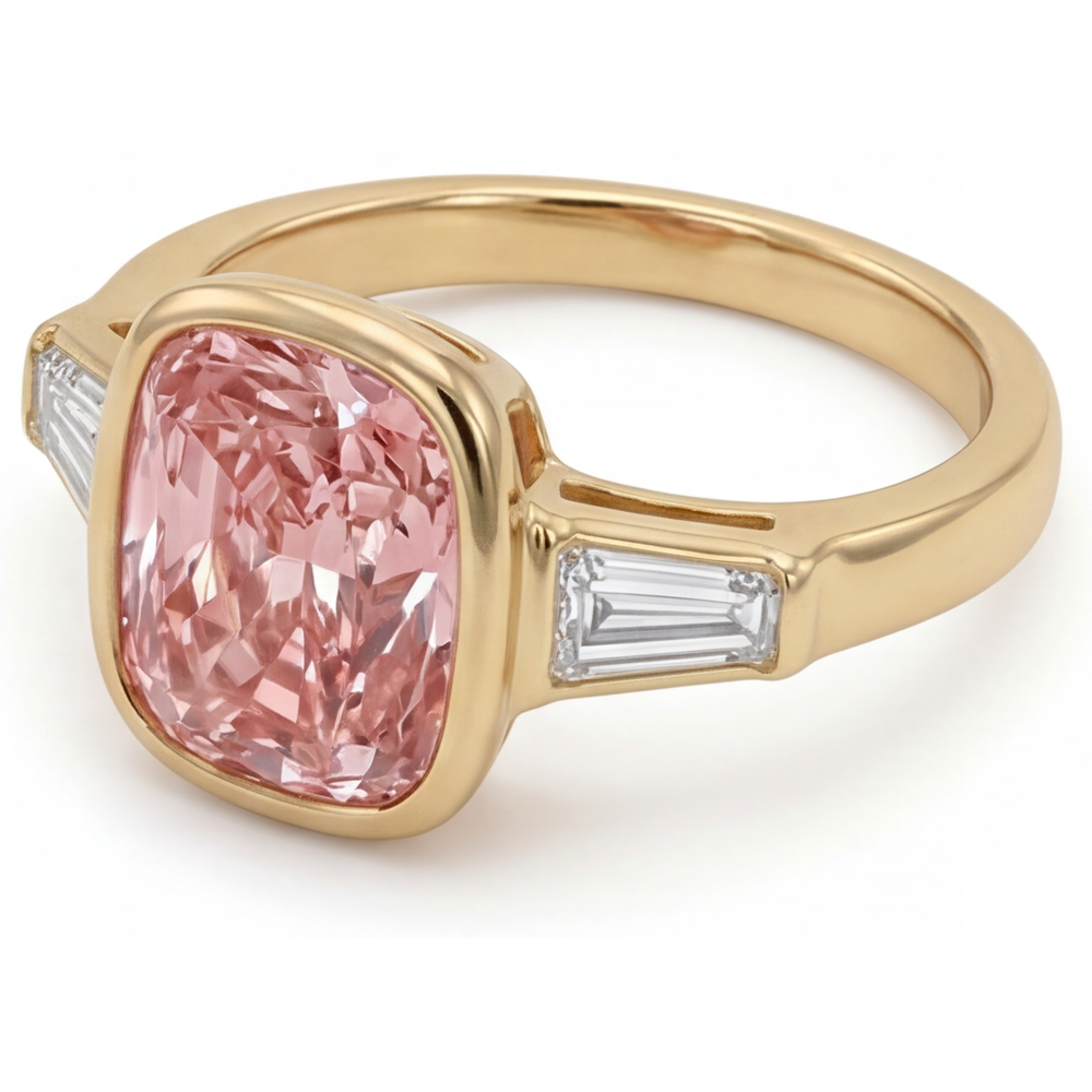 Pfirsichfarbener Saphir 3,9 Karat, natürlicher Padparadscha im Kissenschliff und Dreisteinring mit weißer Baguette-Lünette aus 14 Karat Gelbgold