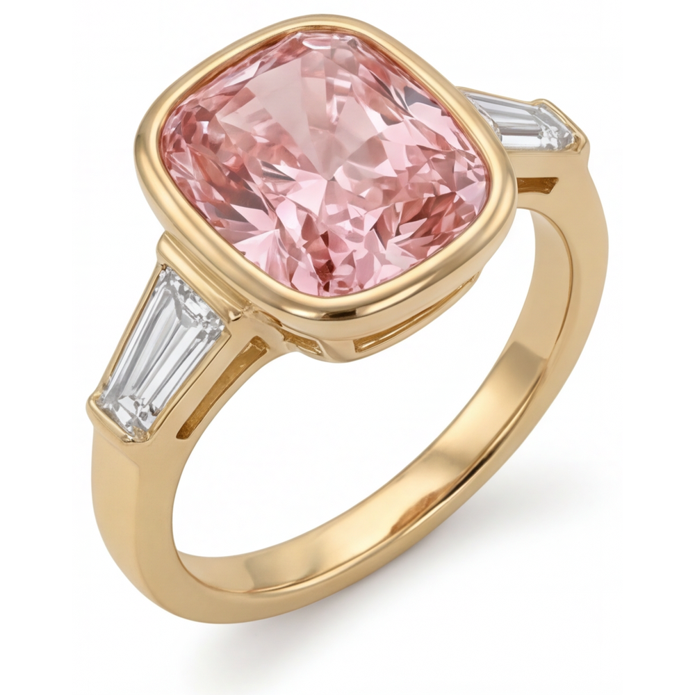 Dreisteinring aus 14 Karat Gelbgold mit natürlichem 3,9 Karat Pfirsich-Padparadscha-Saphir im Kissenschliff und weißer Baguette-Lünette