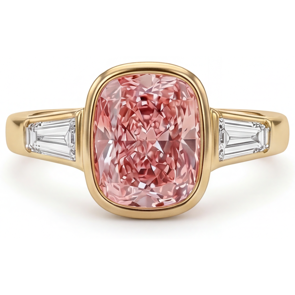 Pfirsichfarbener Saphir 3,9 Karat, natürlicher Padparadscha im Kissenschliff und Dreisteinring mit weißer Baguette-Lünette aus 14 Karat Gelbgold