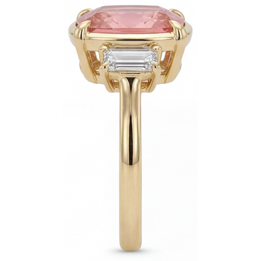 Padparadscha-Saphir- und Diamantring 3,4 Karat Echter Kissenschliff Weiße Baguettes Dreistein 14 Karat Gelbgold