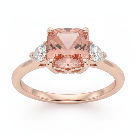 Drei-Stein-Ring aus 14 Karat Roségold mit natürlichem Padparadscha-Pfirsich-Saphir im Kissenschliff (2,9 Karat) und weißen Halbmonden