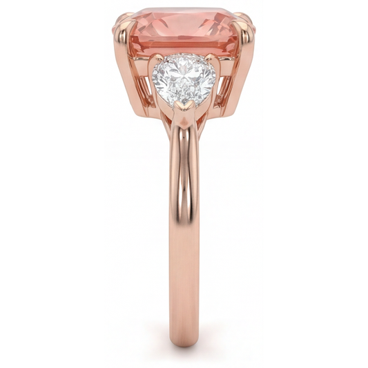 Natürlicher pfirsichfarbener Padparadscha-Saphir 2,9 Karat, sich verjüngender Dreisteinring im Kissenschliff, 14 Karat Roségold