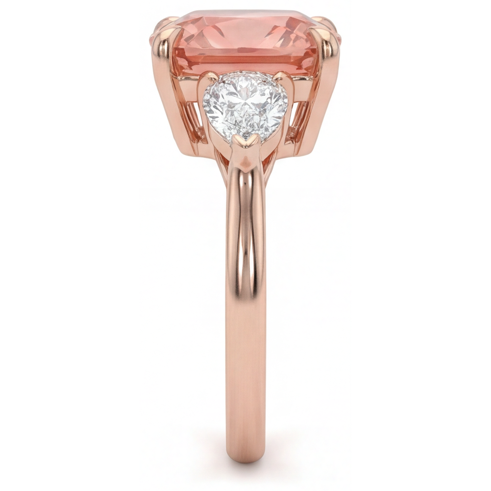 Sich verjüngender Dreisteinring aus 14 Karat Roségold mit natürlichem pfirsichfarbenem Padparadscha-Saphir im Kissenschliff, 2,9 Karat
