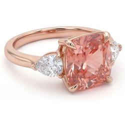 Natürlicher pfirsichfarbener Padparadscha-Saphir 2,9 Karat, sich verjüngender Dreisteinring im Kissenschliff, 14 Karat Roségold