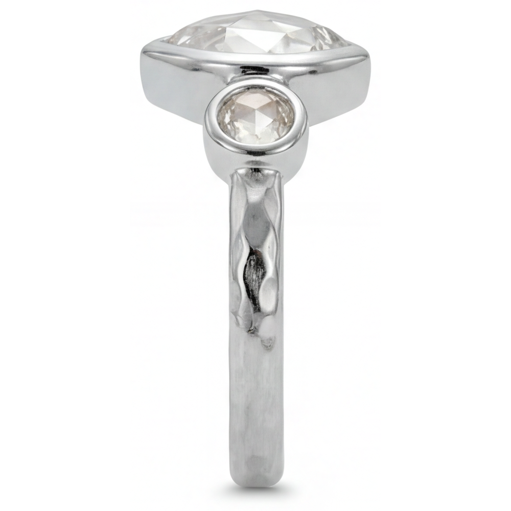 Feiner Drei-Stein-Ring 2 Karat – Schrägansicht