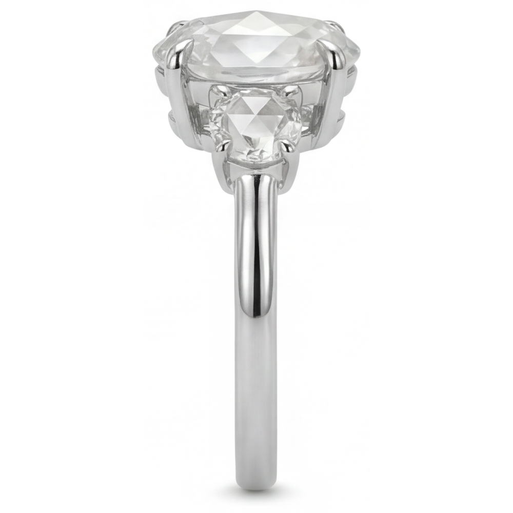 Dreisteinring 14K Weißgold mit Edler Diamant – Schrägansicht