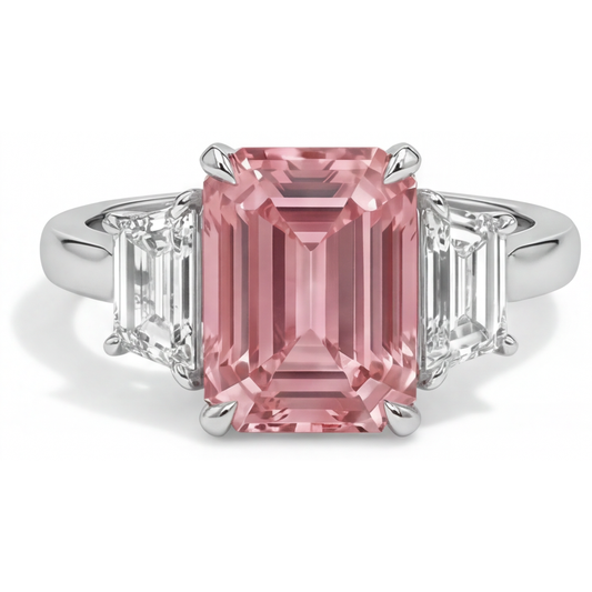 Pfirsich-Saphir-Ring, 4,6 Karat, im Labor gezüchteter Padparadscha im Smaragdschliff und weiße Trapez-Steine, Dreistein-Kathedralfassung, 14 Karat Gold