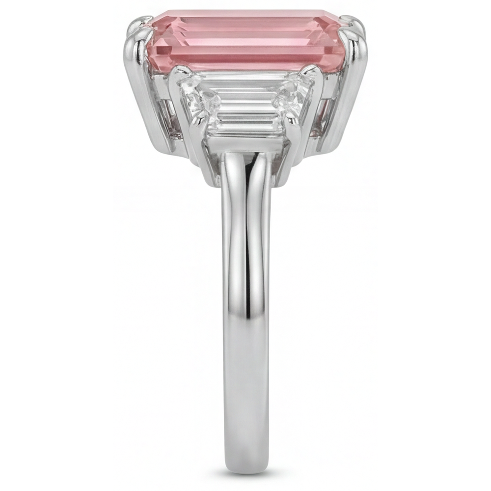 Pfirsich-Saphir-Ring, 4,6 Karat, im Labor gezüchteter Padparadscha im Smaragdschliff und weiße Trapez-Steine, Dreistein-Kathedralfassung, 14 Karat Gold