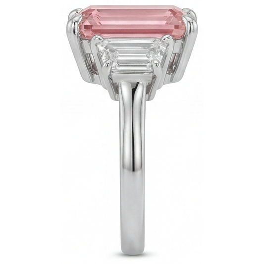 Pfirsich-Saphir-Ring, 4,6 Karat, im Labor gezüchteter Padparadscha im Smaragdschliff und weiße Trapez-Steine, Dreistein-Kathedralfassung, 14 Karat Gold