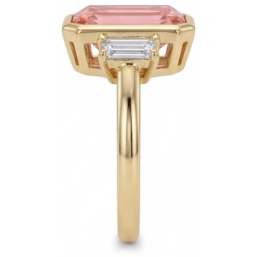 Laborgezüchteter Padparadscha-Saphir-Ring, 4,6 Karat, Smaragdschliff und weiße Baguettes, Lünette, Dreistein, 14 Karat Gelbgold