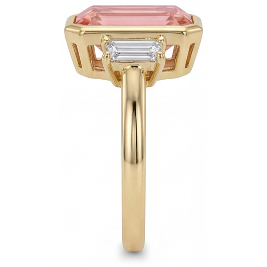 Laborgezüchteter Padparadscha-Saphir-Ring, 4,6 Karat, Smaragdschliff und weiße Baguettes, Lünette, Dreistein, 14 Karat Gelbgold