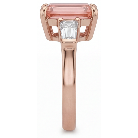 Dreistein-Ring mit pfirsichfarbenem Saphir, 4,6 Karat im Labor gezüchteter Padparadscha im Smaragdschliff und weiße Baguettes, 14 Karat Roségold