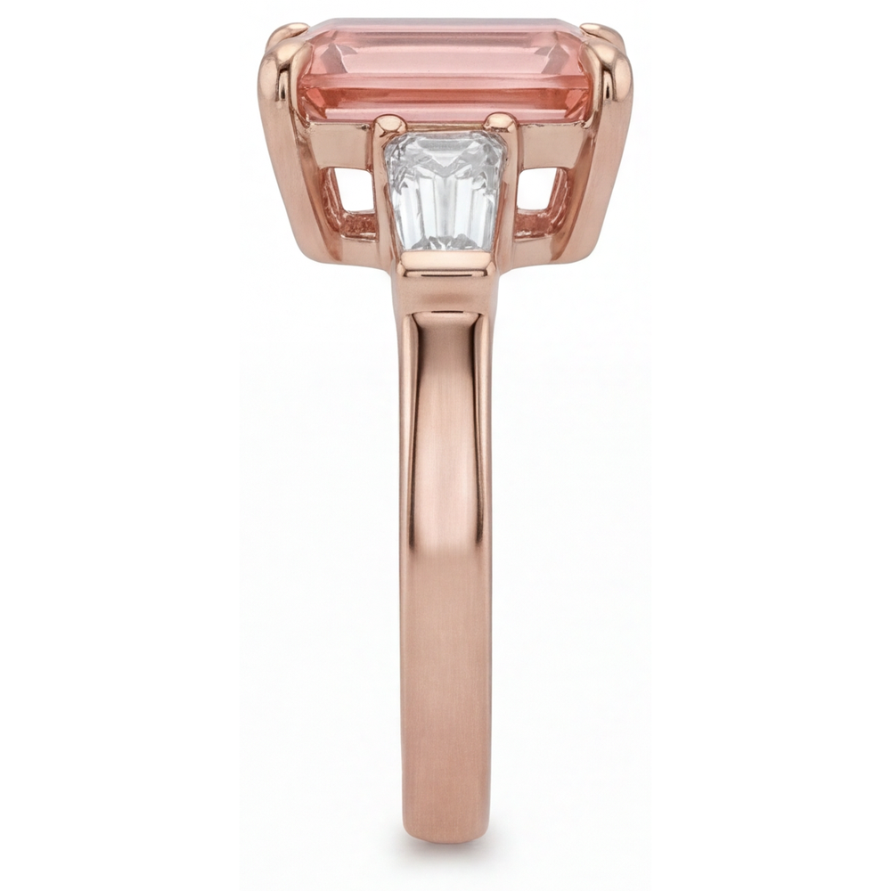 Dreisteinring mit pfirsichfarbenem Saphir, 4,6 Karat im Labor gezüchteter Padparadscha im Smaragdschliff und weiße Baguettes, 14 Karat Roségold