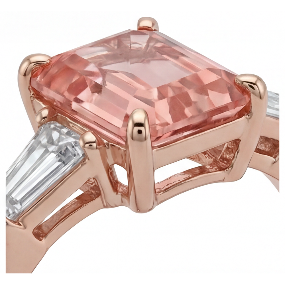 Dreisteinring mit pfirsichfarbenem Saphir, 4,6 Karat im Labor gezüchteter Padparadscha im Smaragdschliff und weiße Baguettes, 14 Karat Roségold