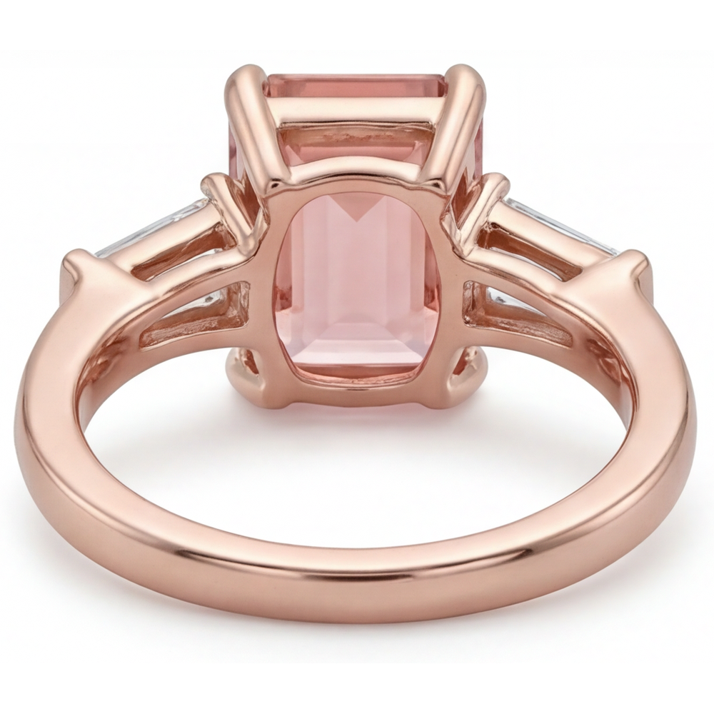 Dreisteinring mit pfirsichfarbenem Saphir, 4,6 Karat im Labor gezüchteter Padparadscha im Smaragdschliff und weiße Baguettes, 14 Karat Roségold