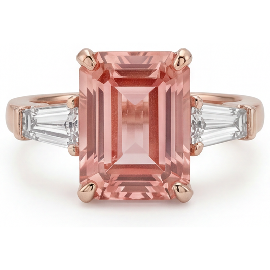 Dreistein-Ring mit pfirsichfarbenem Saphir, 4,6 Karat im Labor gezüchteter Padparadscha im Smaragdschliff und weiße Baguettes, 14 Karat Roségold