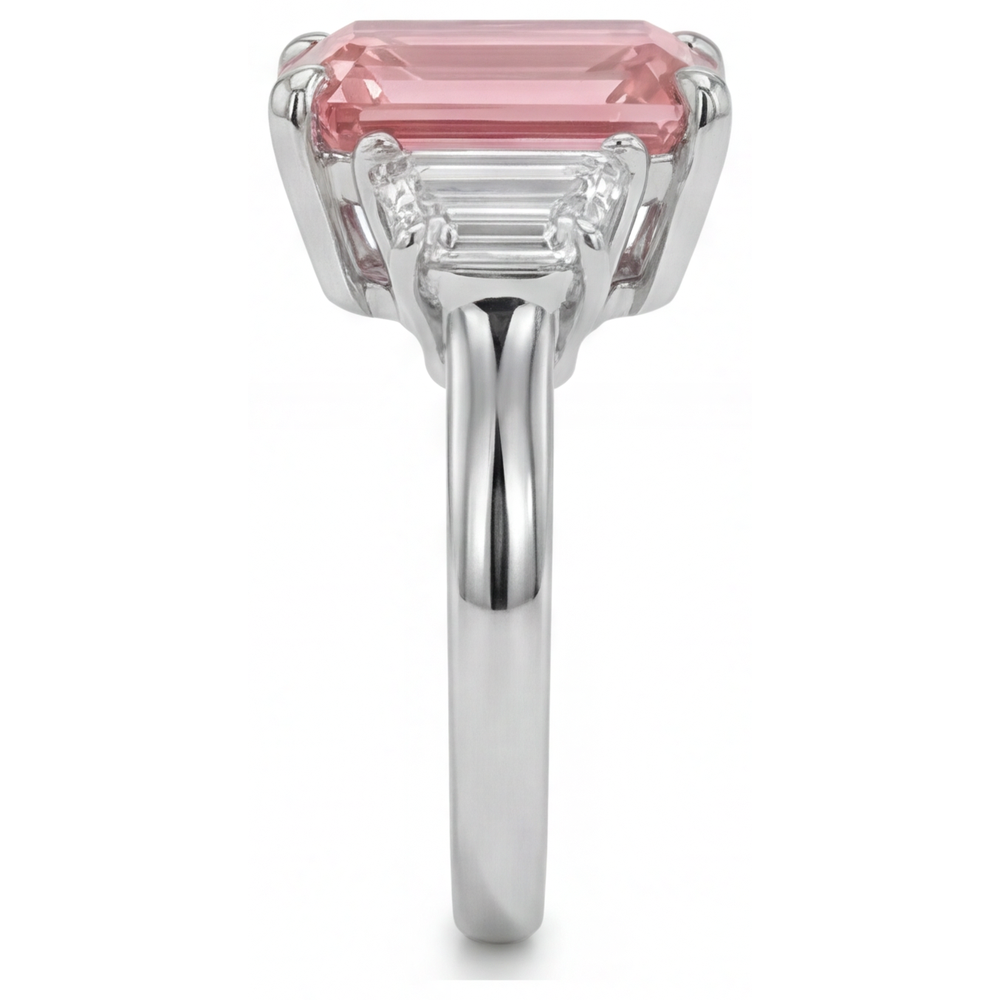 Pfirsichfarbener Padparadscha-Saphir, 4,6 Karat, im Labor gezüchtet, Smaragdschliff und weiße Trapeze, schlichter Dreisteinring, 14 Karat Gold