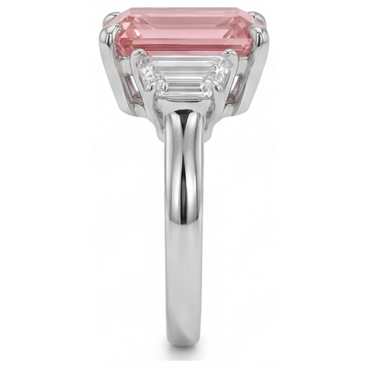 Pfirsichfarbener Padparadscha-Saphir, 4,6 Karat, im Labor gezüchtet, Smaragdschliff und weiße Trapeze, schlichter Dreisteinring, 14 Karat Gold