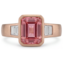 Oranger Padparadscha-Saphir-Ring 2,9 Karat, echter Smaragd und weiße Baguette-Lünette, Dreistein, 14 Karat Roségold