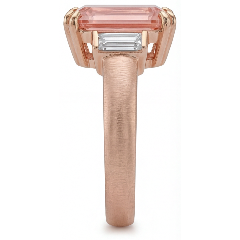 Oranger Padparadscha-Saphir-Ring 3,9 Karat, echter Smaragd und weiße Baguettes, Drei-Steine-Ring, 14 Karat Roségold