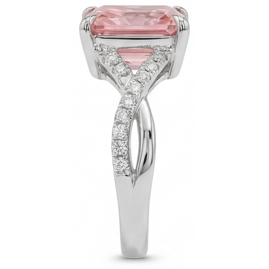 Pavé-Ring aus 14 Karat Weißgold mit 2,8 Karat Pfirsich-Padparadscha-Saphir und echtem Smaragd