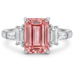 Padparadscha-Saphir Verlobungsring 3,9 Karat, echter Smaragd und weiße Baguettes, Drei-Stein-Kathedralfassung, 14 Karat Gold