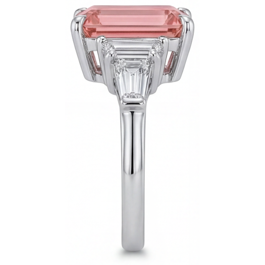 Padparadscha-Saphir Verlobungsring 3,9 Karat, echter Smaragd und weiße Baguettes, Drei-Stein-Kathedralfassung, 14 Karat Gold