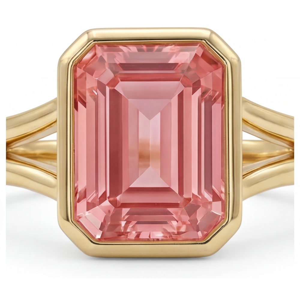 Ring aus 14 Karat Gelbgold mit natürlichem Padparadscha-Pfirsichsaphir im Smaragdschliff, 3 Karat, Lünette und geteilter Ringschiene