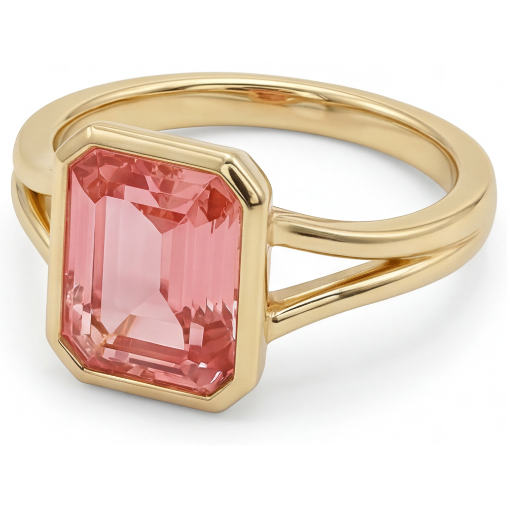 Ring aus 14 Karat Gelbgold mit natürlichem Padparadscha-Pfirsichsaphir im Smaragdschliff, 3 Karat, Lünette und geteilter Ringschiene
