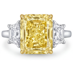 Handgefertigter Drei-Stein-Ring mit Radiant Fancy Gelber Diamant