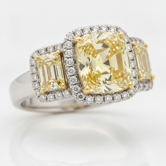 Verlobungsring mit gelbem Edelstein, 2,07 Karat, echter farbiger Diamant im Kissenschliff, Trapez, Halo, Dreistein, Platin