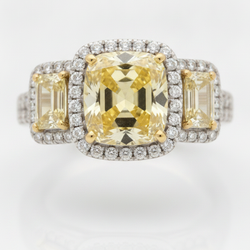 Verlobungsring mit gelbem Edelstein, 2,07 Karat, echter farbiger Diamant im Kissenschliff, Trapez, Halo, Dreistein, Platin