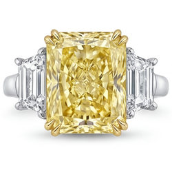 Maßgefertigter Trilogie-Ring mit VVS Gelber Kanarienvogel-Diamant