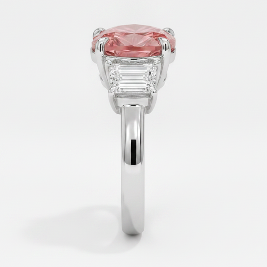 Padparadscha-Saphir-Ring 3,6 Karat Natürliche Herzform und weiße Baguettes Dreistein Platin