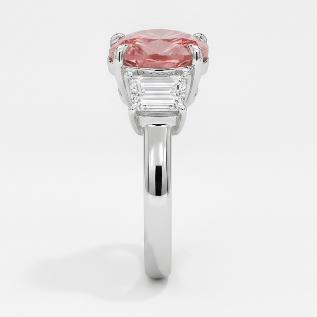 Dreistein-Ring aus Platin mit natürlichem Padparadscha-Saphir im Herzschliff (3,6 Karat) und weißen Baguette-Diamanten