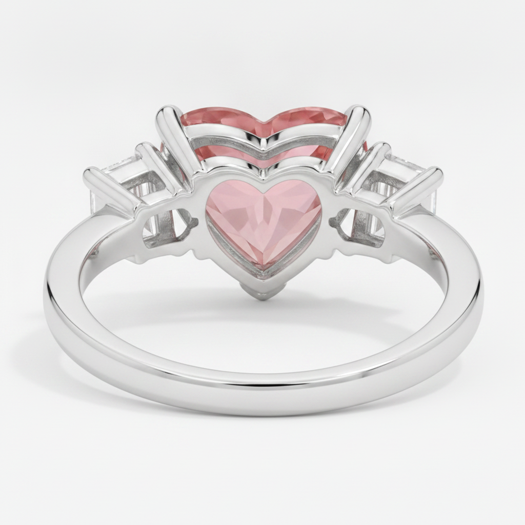 Dreistein-Ring aus Platin mit natürlichem Padparadscha-Saphir im Herzschliff (3,6 Karat) und weißen Baguette-Diamanten