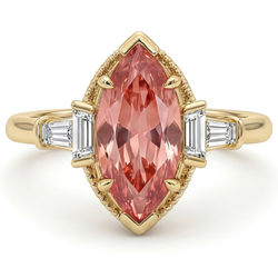 Pfirsich-Saphir-Verlobungsring, 4,1 Karat, im Labor gezüchtet, Marquise-Padparadscha und weiße Baguettes, Drei-Stein-Kathedralenfassung, 14 Karat Gelbgold