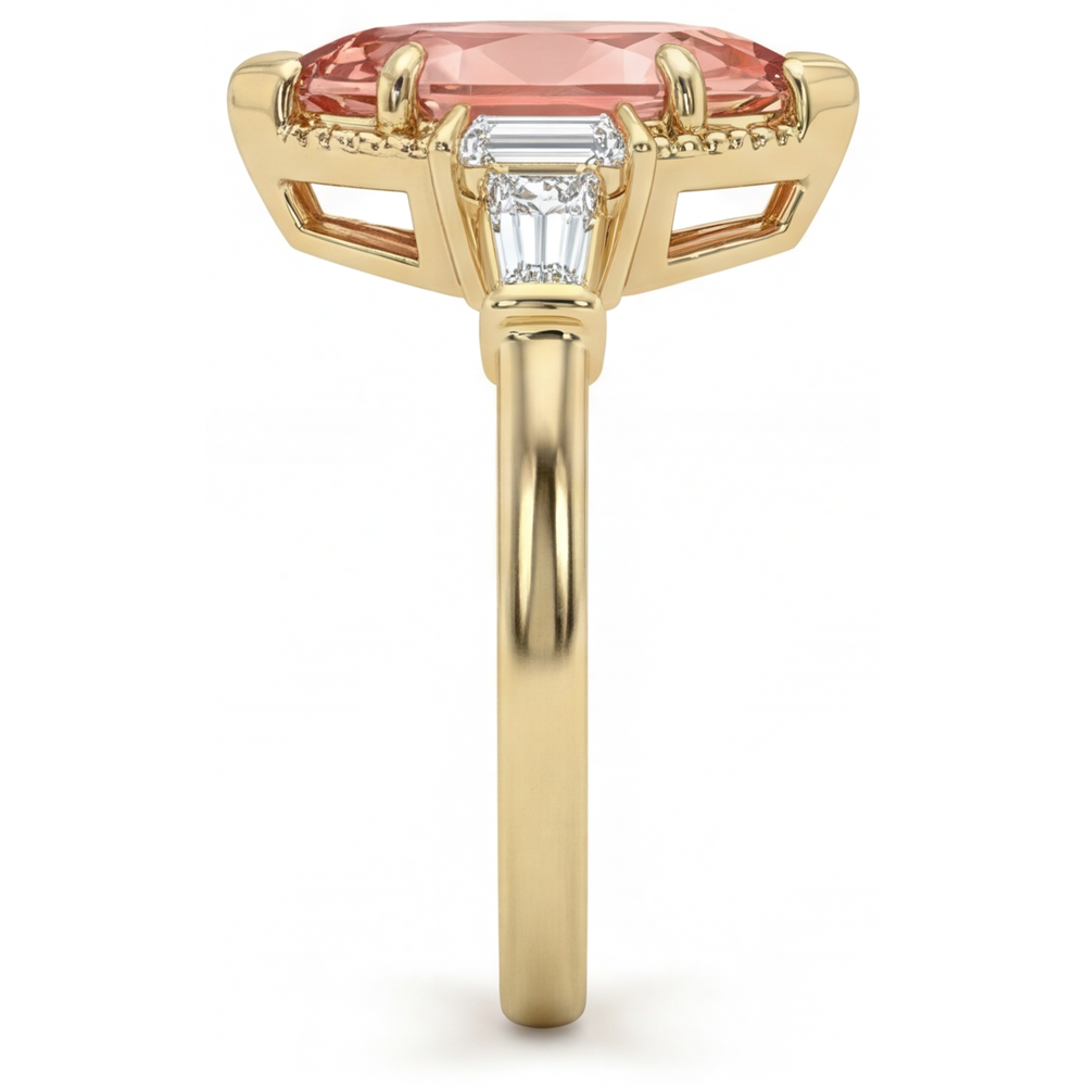 Pfirsich-Saphir-Verlobungsring, 4,1 Karat, im Labor gezüchtet, Marquise-Padparadscha und weiße Baguettes, Drei-Stein-Kathedralenfassung, 14 Karat Gelbgold