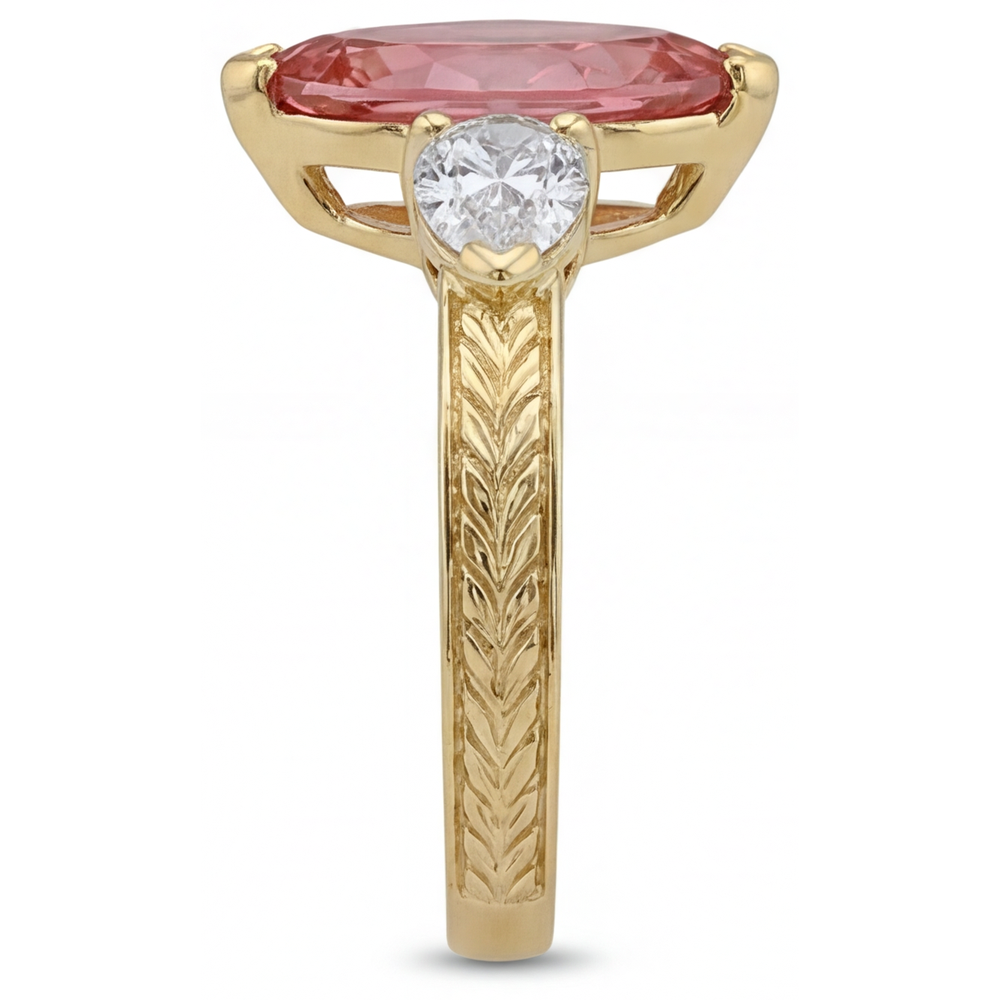 Dreisteinring aus 14 Karat Gelbgold mit im Labor gezüchtetem pfirsichfarbenem Padparadscha-Saphir im Marquise-Schliff, 4,1 Karat