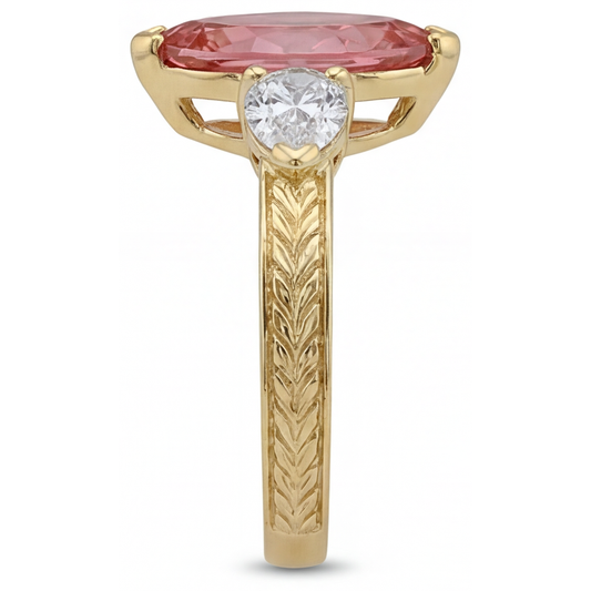 Dreisteinring aus 14 Karat Gelbgold mit im Labor gezüchtetem pfirsichfarbenem Padparadscha-Saphir im Marquise-Schliff, 4,1 Karat