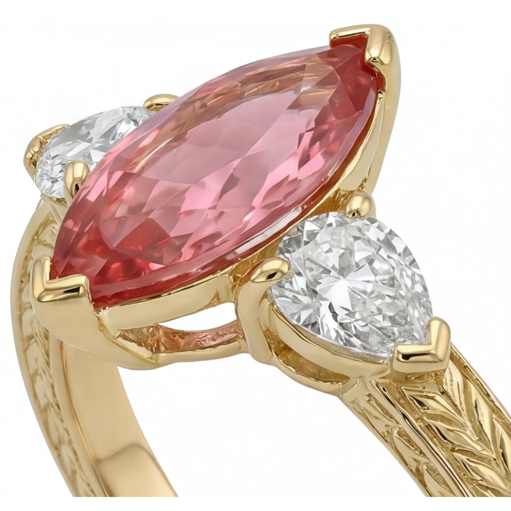 Dreisteinring aus 14 Karat Gelbgold mit im Labor gezüchtetem pfirsichfarbenem Padparadscha-Saphir im Marquise-Schliff, 4,1 Karat