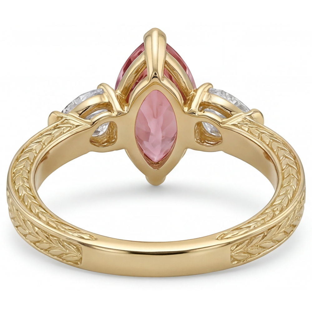 Dreisteinring aus 14 Karat Gelbgold mit im Labor gezüchtetem pfirsichfarbenem Padparadscha-Saphir im Marquise-Schliff, 4,1 Karat