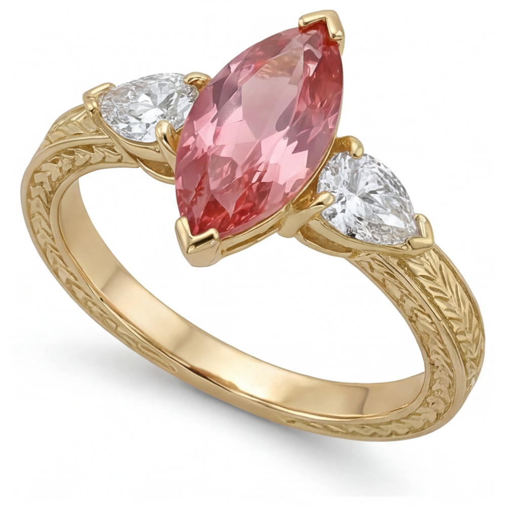 Dreisteinring aus 14 Karat Gelbgold mit im Labor gezüchtetem pfirsichfarbenem Padparadscha-Saphir im Marquise-Schliff, 4,1 Karat