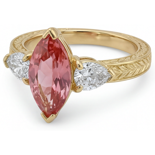 Dreistein-Ring aus 14 Karat Gelbgold mit im Labor gezüchtetem, pfirsichfarbenem Padparadscha-Saphir im Marquise-Schliff, 4,1 Karat