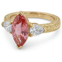 Dreisteinring aus 14 Karat Gelbgold mit im Labor gezüchtetem pfirsichfarbenem Padparadscha-Saphir im Marquise-Schliff, 4,1 Karat