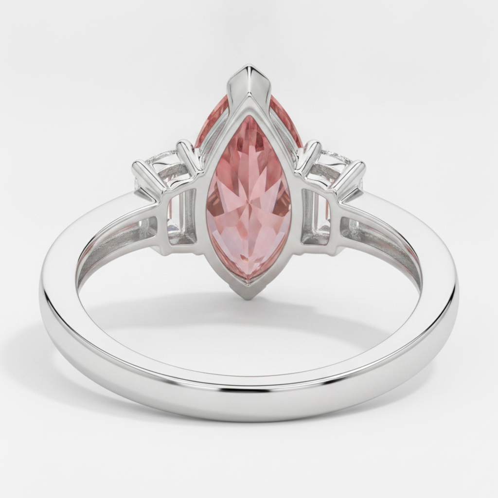 Dreistein-Ring aus Platin mit echtem pfirsichfarbenem 3,1-Karat-Padparadscha-Saphir im Marquise-Schliff und weißen Baguettes